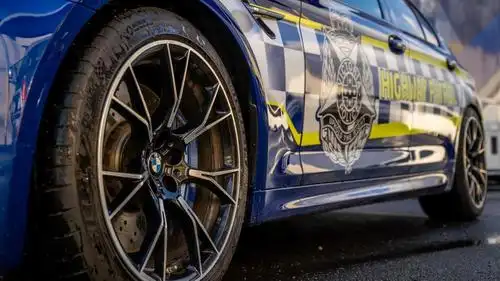 澳大利亚用宝马m5当警车这身涂装有点帅