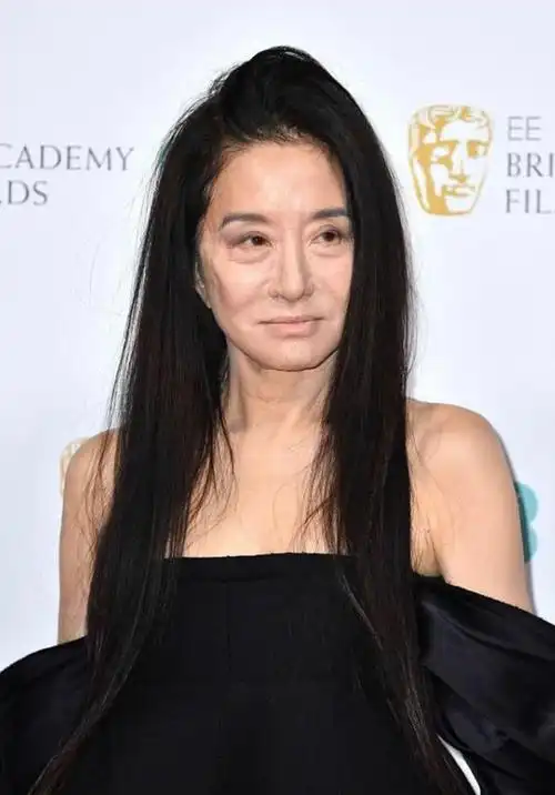 73岁王薇薇瘦到只剩"骨感美",却仍喜欢穿一身黑