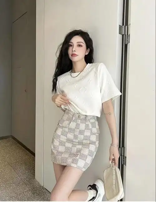 包臀短裙搭配什么上衣好看