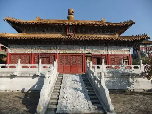 康熙两个皇帝,都以乾清宫为寝宫(自雍正始移居养心殿)