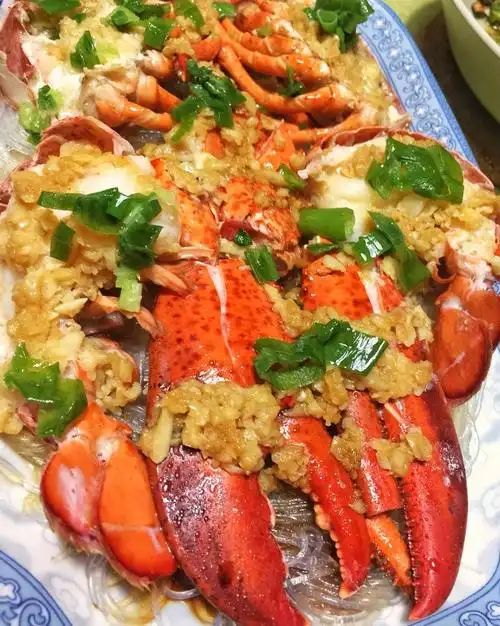 p>蒜蓉蒸龙虾是一道菜肴,主料是龙虾一尾(20两),大蒜6粒.