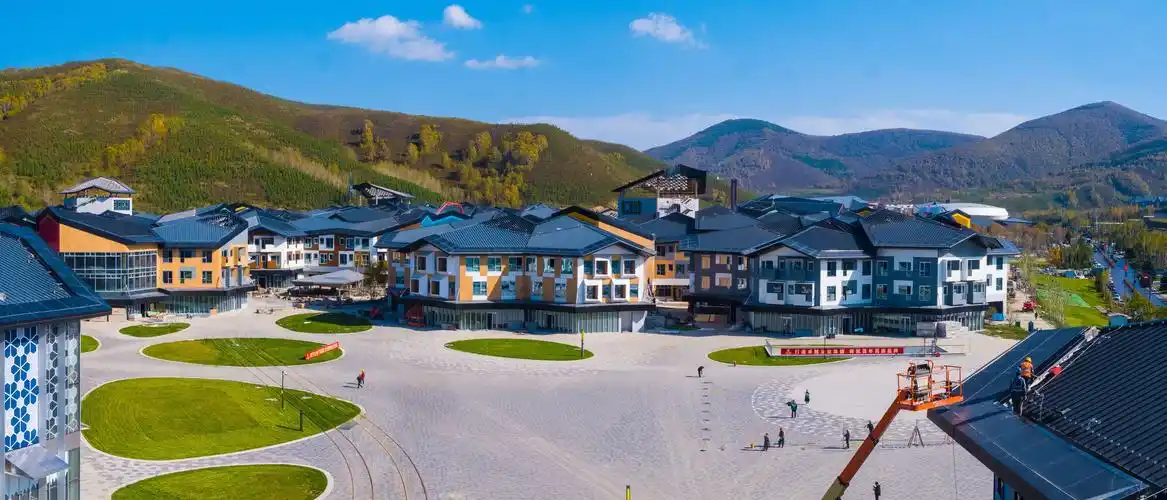 鸟瞰就像镶嵌于山中的一块美玉,对应北京2022年冬奥会激情冰雪的主题