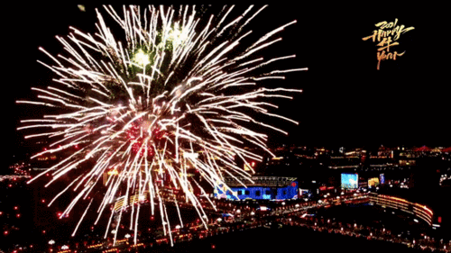 2021年正月十五元宵节的焰火排放,放出的烟花旋丽多彩,照亮整个夜空.