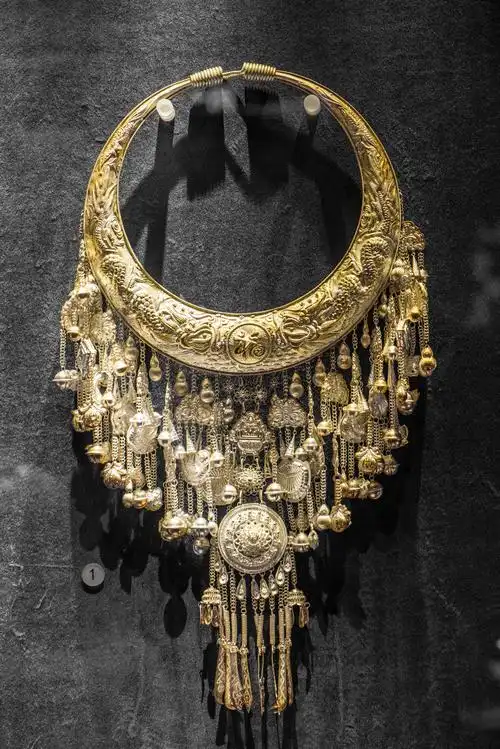 贵州民族博物馆藏· 苗族双龙抢宝纹响铃银项圈_高清图集_新浪网