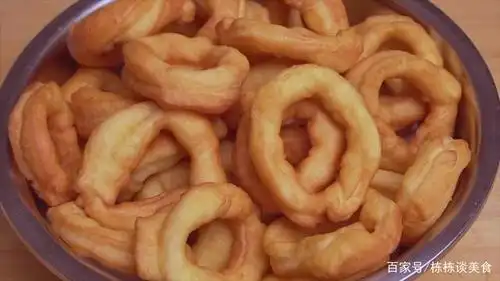这样做出的油果子,外酥里软,老人孩子都很开心,喜欢收藏!