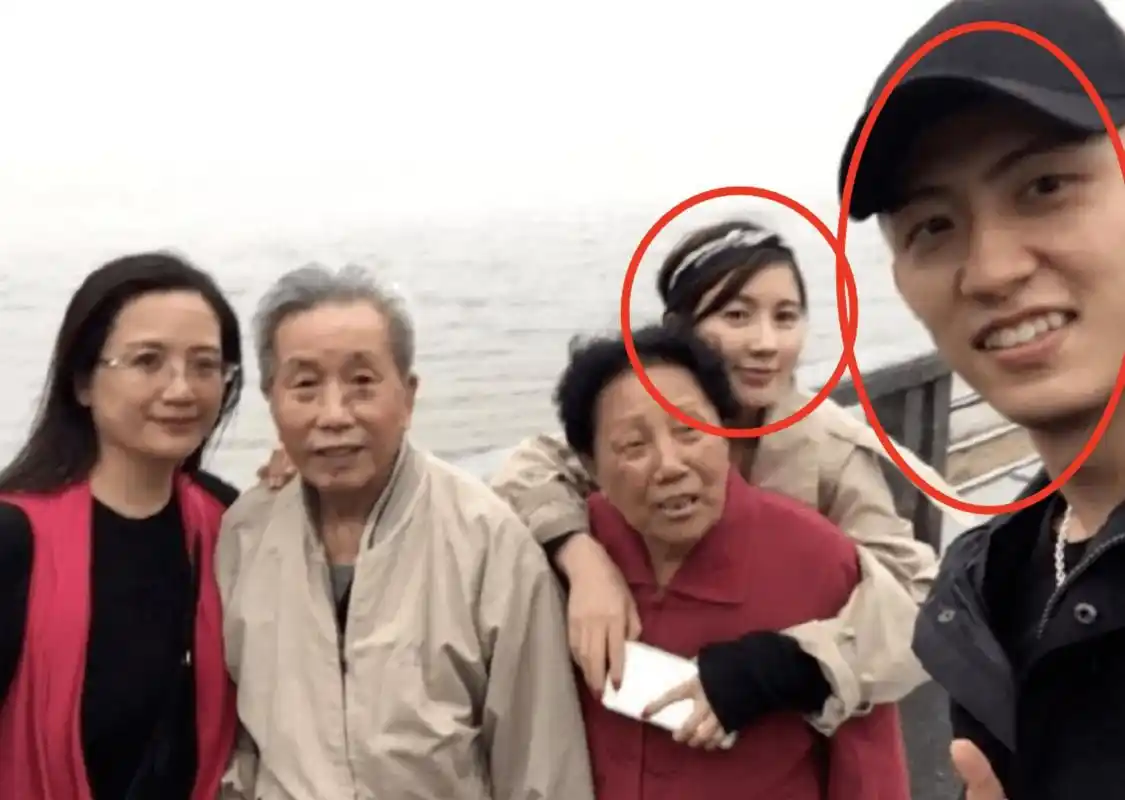 黄景瑜与王雨馨的离婚事件似乎充满了戏剧性,王雨馨频繁在网上铰抖