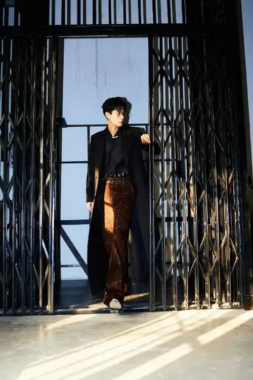 胡一天 风衣压不住大长腿