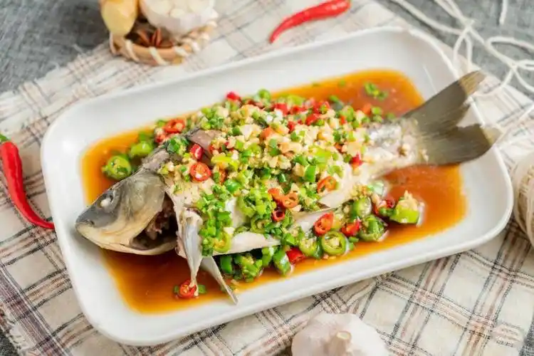 凉拌鲫鱼这样做,鲜嫩入味,吃出一身汗都停不下来