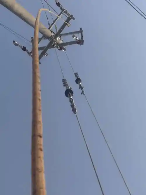 大赵线拉线绝缘子绑扎不符合典型设计.