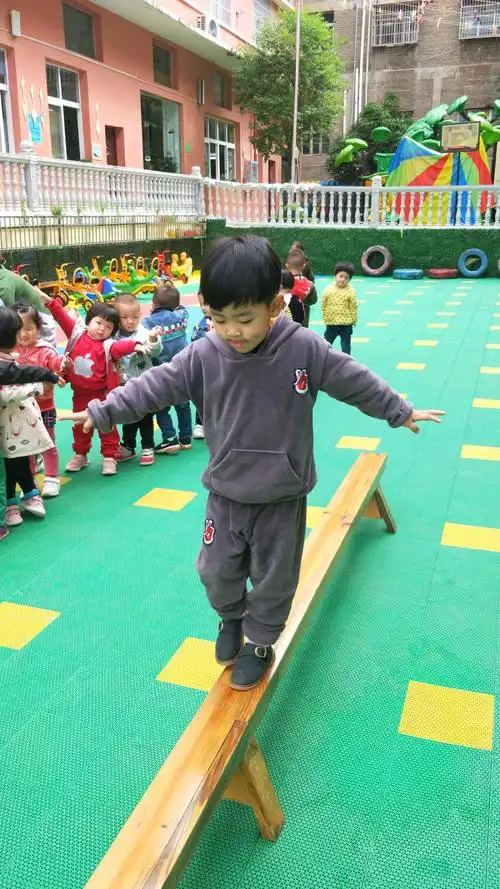 走平衡木主要是锻炼宝贝的平衡能力和四肢协调能力.