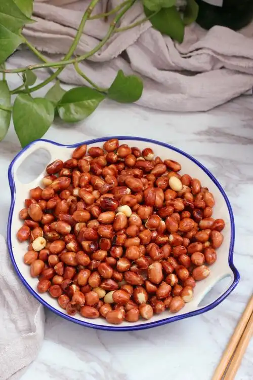 一碟下酒菜好吃的花生米炒出来