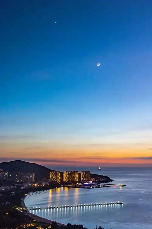 位于琼岛南部的三亚,是享誉世界的旅游胜地.