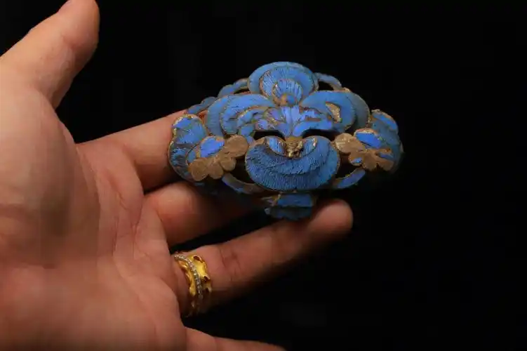 今天分享的首饰,是一件收藏的纸胎点翠钿花.