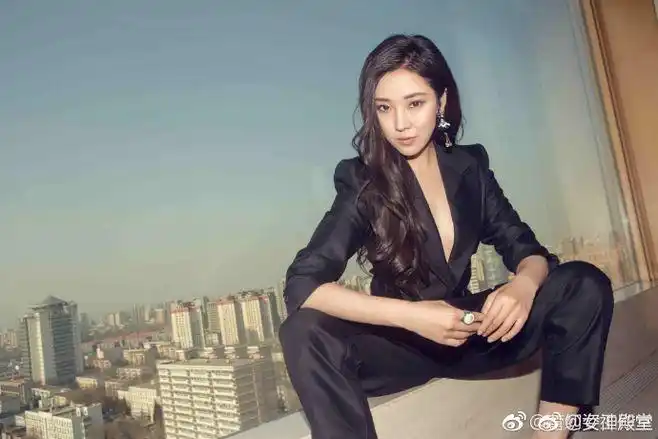 菅纫姿黑色深v,小性感穿搭,风采迷人,行走间魅力绽放.