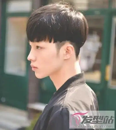 男生锅盖头v字发型侧面与众不同展现独特魅力