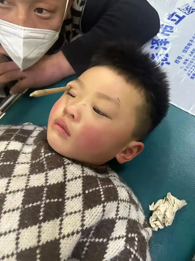 坚强的小男孩儿第一次做救护车第一次进急诊2023,3.19 - 抖音