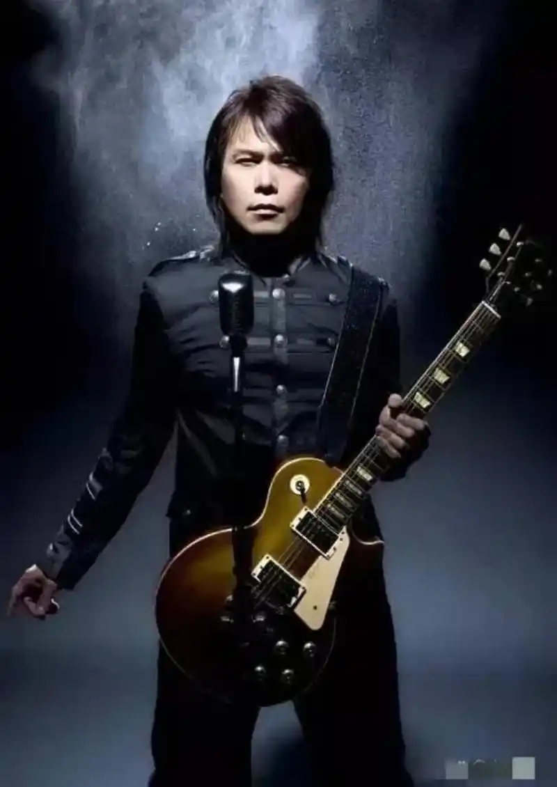 伍佰,这位来自中国台湾的摇滚歌手,以其独特的音乐风格和魅力深受大众