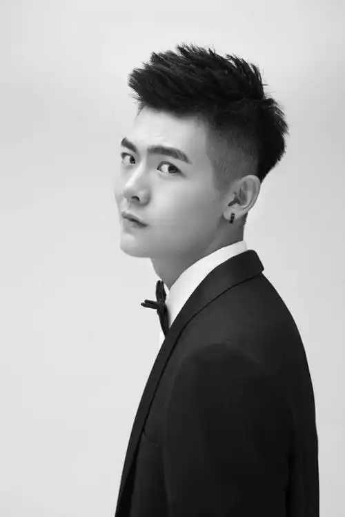 这款叫男生"飞机头"发型怎么剪?发鬓铲青,头顶长度大约是6-7cm.