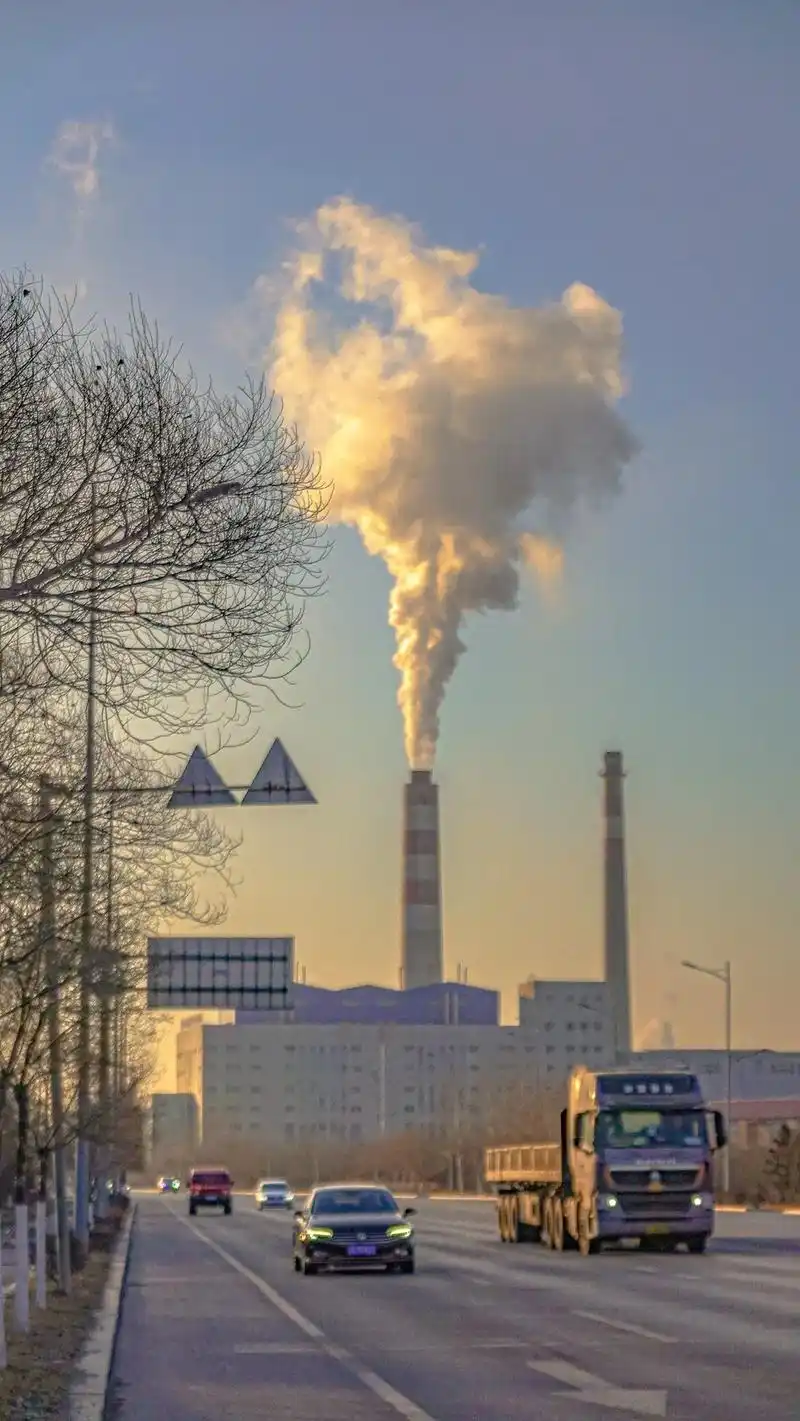 北方的大烟囱是云彩制造机.#摄影 #鞍山#鞍钢 #东北供暖公 - 抖音