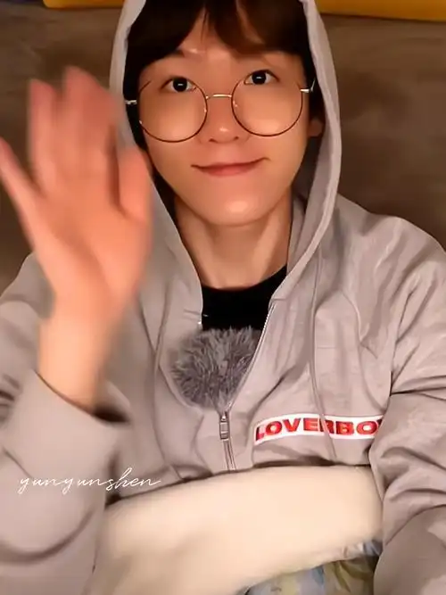 戴眼镜的伯贤儿之可爱憨憨版