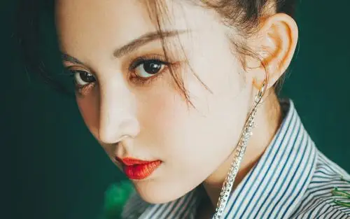 古力娜扎精致优雅写真桌面壁纸