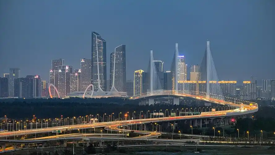 五年来,江苏先后建成沪苏通长江公铁大桥,五峰山长江大桥,江心洲长江