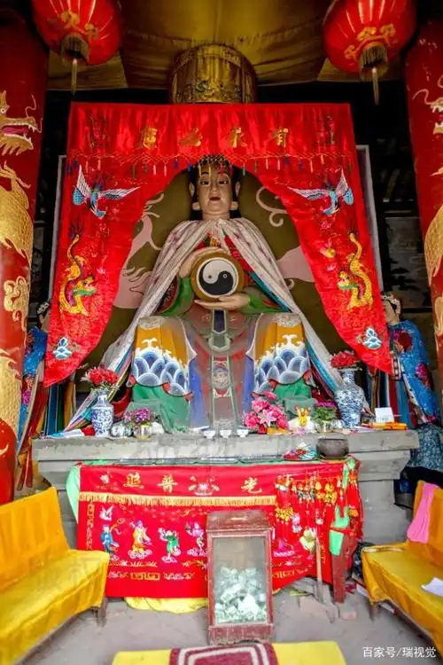 人祖女娲,伏羲兄妹二人:在这里绕烟为媒,滚磨成婚,繁衍后代