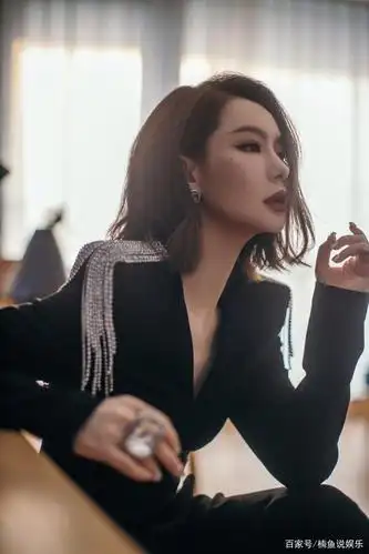 戚薇短发造型回归,黑色长裙尽显女王风范,窈窕身段气场两米八