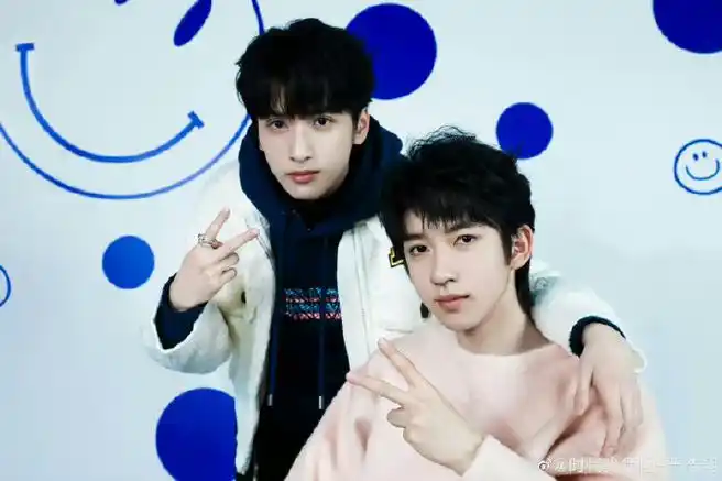 严浩翔希望贺峻霖如夏日般热烈美好##严浩翔晒镜中的贺峻霖