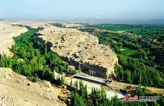 交河故城位于新疆吐鲁番市高昌区西郊约10公里的雅尔乃孜沟谷台地上