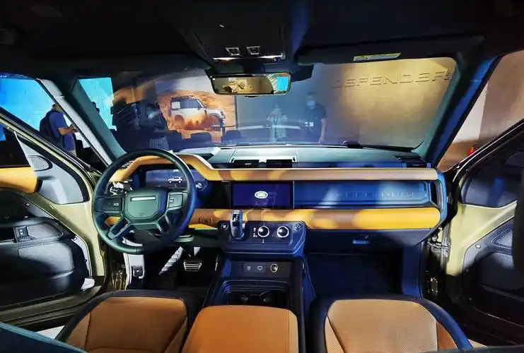 当你再看这辆全新一代路虎卫士的内饰时,绝对会感叹这是两个时代的