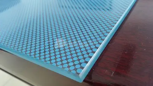 彩釉玻璃是将无几釉料即油墨,通过精密方式印刷到玻璃表面,再烘干油墨