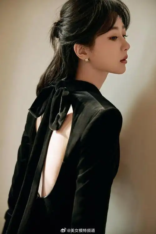 杨紫穿黑丝绒露背西装优雅不失性感