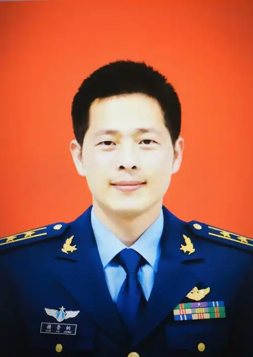 楼鲁炯始终立足岗位,忠诚履职,2020年8月被中国人民解放军空军记二等