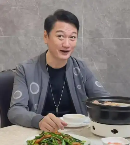 60岁陶大宇内地走穴被批耍大牌,黑脸大声驱赶路人,出场费仍很高