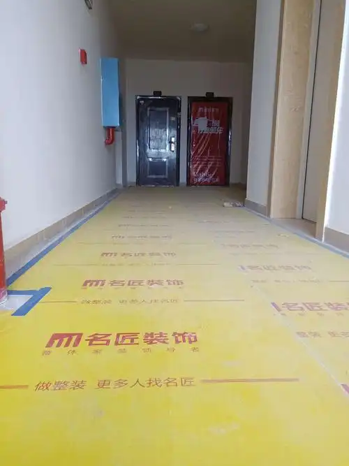 从电梯出来,就看到公司铺贴在公共过道的保护地膜,负责我们是认真的