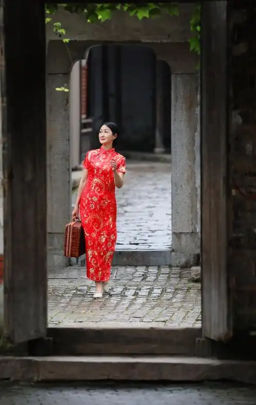 古镇小巷的旗袍女子