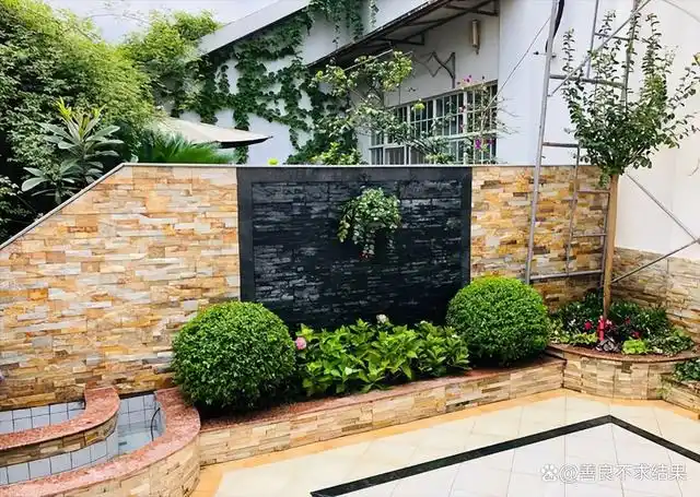 靠墙边,适合做"单一直线型"花池,易打理,又大气!