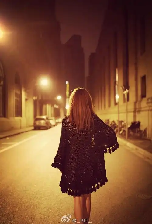 路灯下美丽动人的身影