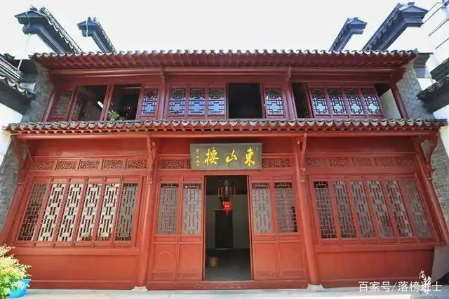 故居的第二进房名"东山楼",整体为朱红色二层阁楼,门窗隔扇雕花精美