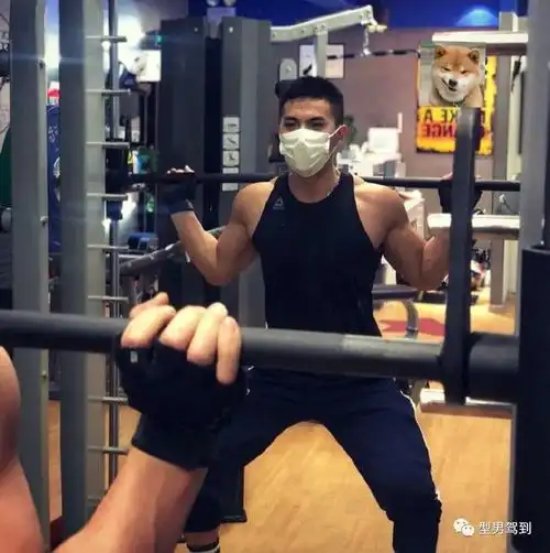 肌肉男拍大尺度浴照走红小姐姐们不淡定了