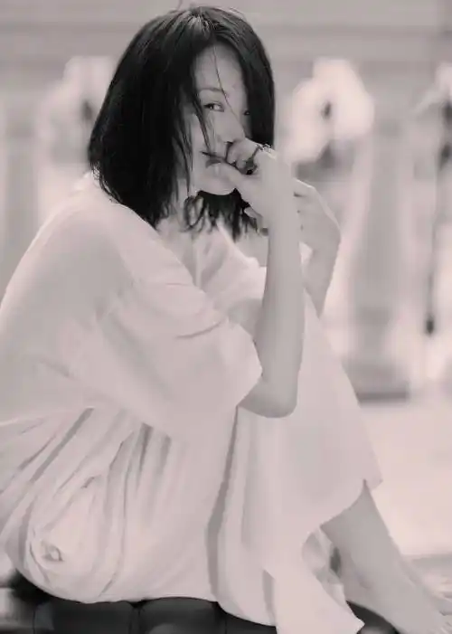 原创52岁许晴慵懒风写真简单t恤配短发干净利落活成自己想要的模样