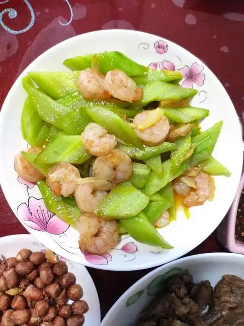 思思ma做的快手下饭虾仁炒黄瓜