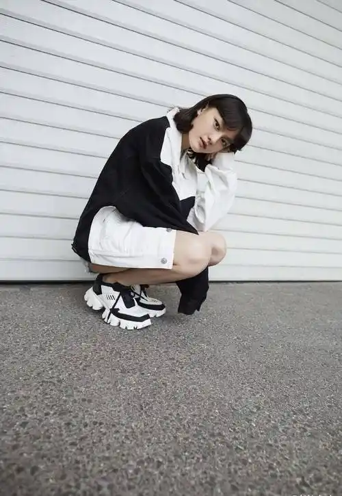 原创文淇这才是17岁少女的模样穿t恤短裤配碎骨发青春甜美