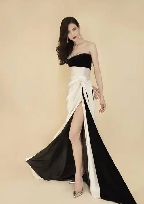 李若彤才是身材管理大师,54岁走秀气场太强,穿搭造型优雅又时尚_肌肉