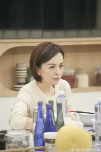 组图:王琳一头短发利落整洁 身穿白色毛衣尽显温柔