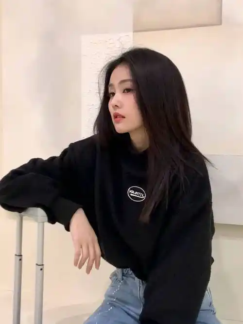 白鹿晒冬日氛围照 穿纯黑卫衣牛仔裤变身酷飒少女