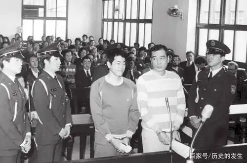 吴敦(左)和陈启礼(右)受审