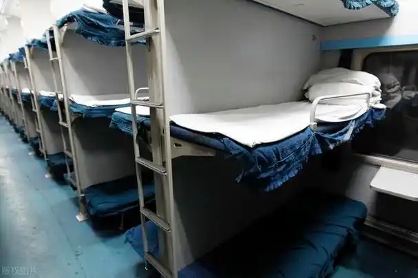 火车硬卧中铺鞋放哪啊,火车硬卧上铺鞋子放哪图片(火车硬卧可以让你多