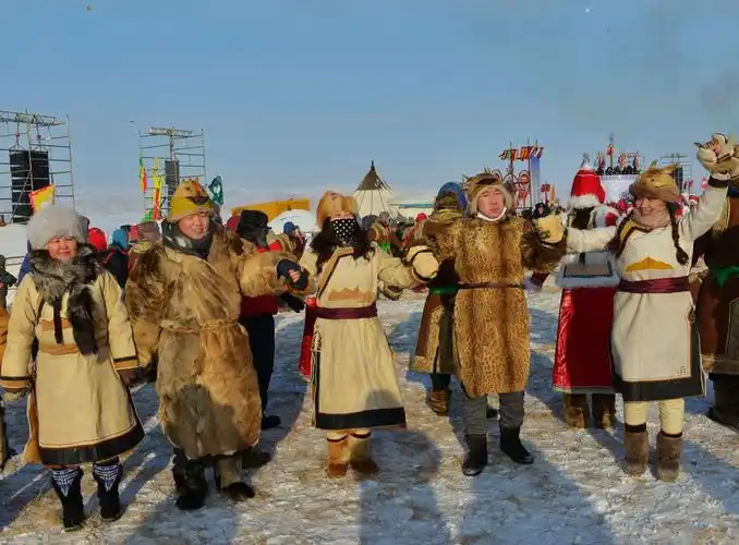 那达慕上的鄂伦春人.